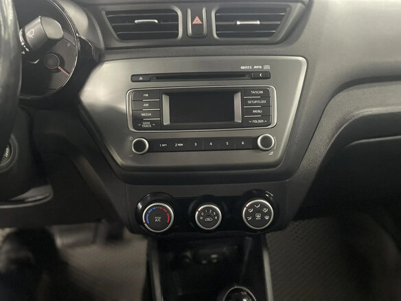 2015 Kia Rio III Рестайлинг, серебристый, 1000000 рублей - вид 12