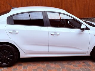 2021 Kia Rio IV Рестайлинг, белый, 1289000 рублей, вид 3