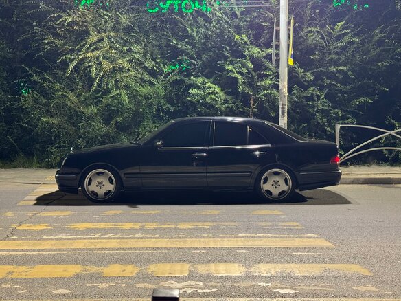 2000 Mercedes-Benz E-Класс 430 II (W210, S210) Рестайлинг, чёрный - вид 1