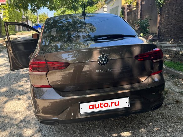 2022 Volkswagen Polo VI, коричневый, 1800000 рублей - вид 1