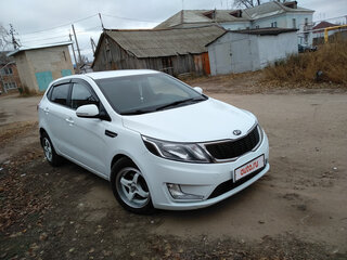 2013 Kia Rio 5-speed III, белый, 600000 рублей, вид 2