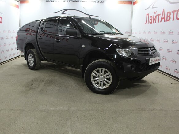 2013 Mitsubishi L200 IV, чёрный - вид 1