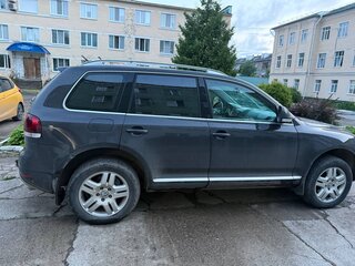 2008 Volkswagen Touareg I Рестайлинг, серый, 900000 рублей, вид 2