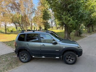 2017 Chevrolet Niva I Рестайлинг, серый, 795000 рублей, вид 3
