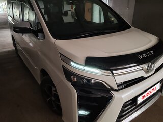2018 Toyota Voxy III (R80) Рестайлинг, белый, 2555000 рублей, вид 3