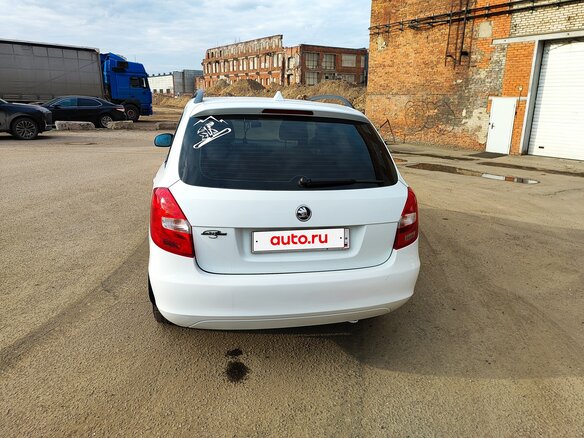 2013 Skoda Fabia II Рестайлинг, белый, 700000 рублей - вид 1
