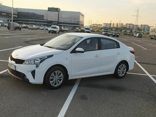 2021 Kia Rio IV Рестайлинг, белый, 1230000 рублей, вид 2