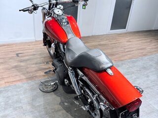 2010 Harley-Davidson Fat Bob, красный, 999000 рублей, вид 4