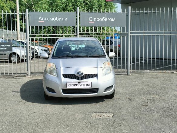 2009 Toyota Vitz II (XP90), серебристый - вид 1