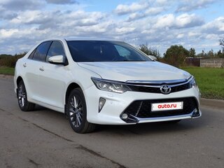 2017 Toyota Camry VII (XV50) Рестайлинг 2, белый, 1900000 рублей, вид 3