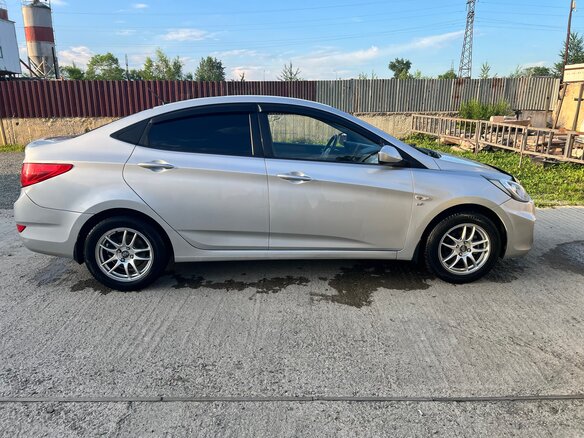 2013 Hyundai Solaris I, серебристый, 775000 рублей - вид 1