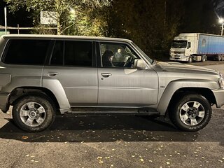 2005 Nissan Patrol V (Y61) Рестайлинг, серебристый, 700000 рублей, вид 2