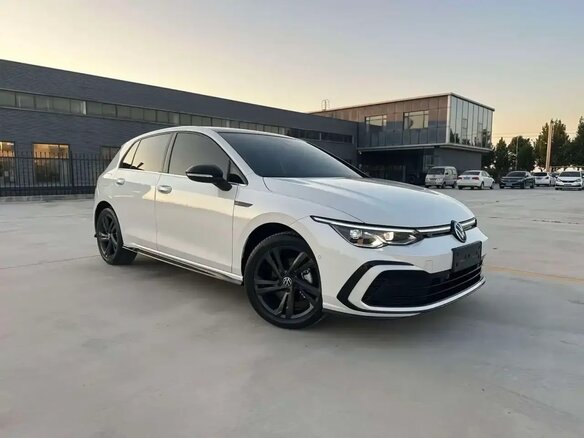 2023 Volkswagen Golf VIII, белый, 1910000 рублей - вид 1