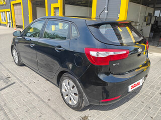 2013 Kia Rio 4-speed III, чёрный, 730000 рублей, вид 2