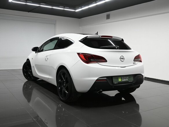 2013 Opel Astra GTC J Рестайлинг, белый, 1050000 рублей - вид 5