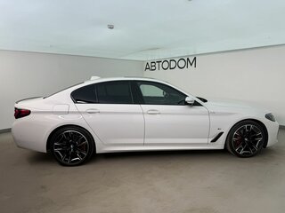 2023 BMW 5 серии 530i xDrive VII (G30/G31/G38) Рестайлинг, белый, 6830000 рублей, вид 4