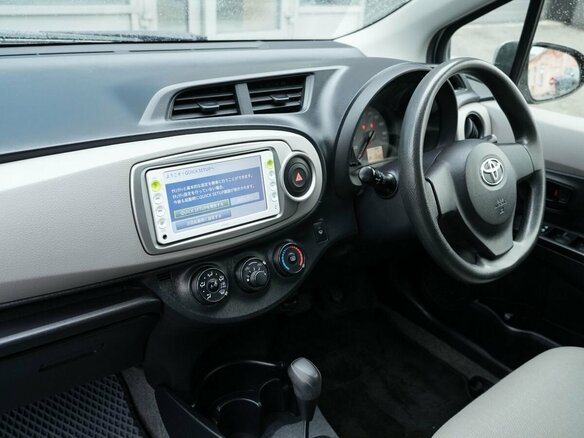 2012 Toyota Vitz III (XP130), серый, 810000 рублей - вид 14