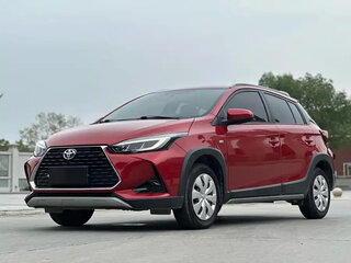 2022 Toyota Yaris IV, красный, 979099 рублей, вид 1