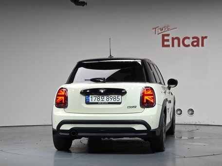2022 Mini Hatch Cooper III (F55/F56) Рестайлинг 2, белый, 1810000 рублей, вид 3