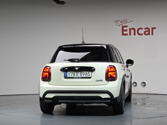 2022 Mini Hatch Cooper III (F55/F56) Рестайлинг 2, белый, 1810000 рублей - вид 2