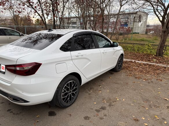 2024 Lada (ВАЗ) Vesta I Рестайлинг (NG), белый, 1300000 рублей - вид 3