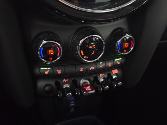 2022 Mini Hatch Cooper III (F55/F56) Рестайлинг 2, чёрный, 1726000 рублей - вид 12