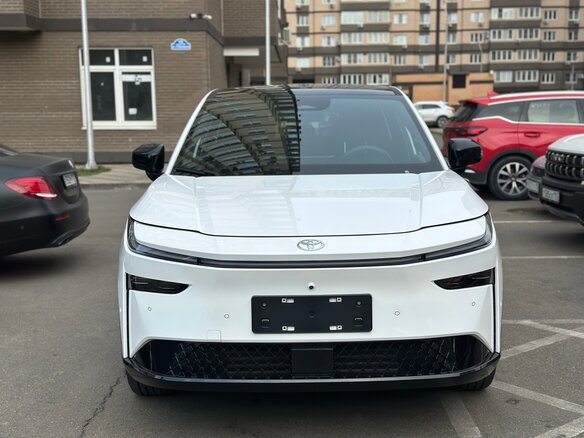 2026 Toyota bZ3X 58.3 kWh, серебристый, 2950000 рублей - вид 2