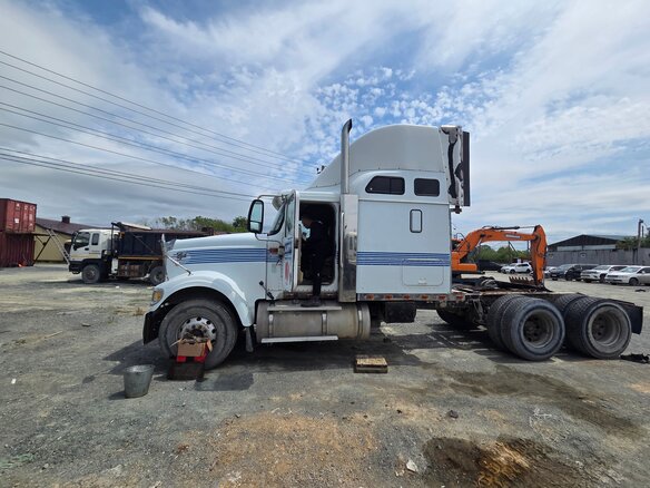 2002 International 9000 Series, белый, 1000000 рублей - вид 6