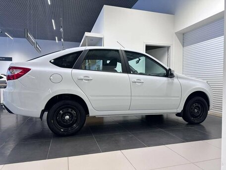 2026 Lada (ВАЗ) Granta I Рестайлинг, белый, 1098000 рублей, вид 4