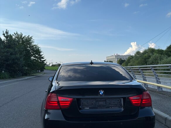 2010 BMW 3 серии 318i V (E90/E91/E92/E93) Рестайлинг, чёрный - вид 3