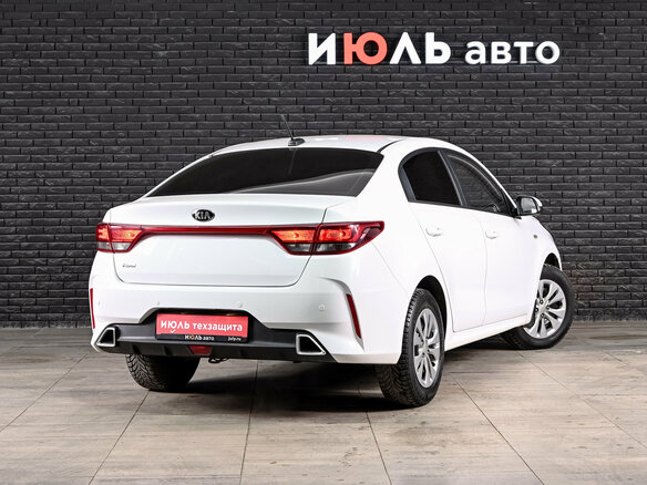 2021 Kia Rio IV Рестайлинг, белый, 1780000 рублей - вид 3
