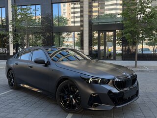 2024 BMW 5 серии 530i xDrive VIII (G60/G61/G68), серый, 7780000 рублей, вид 4