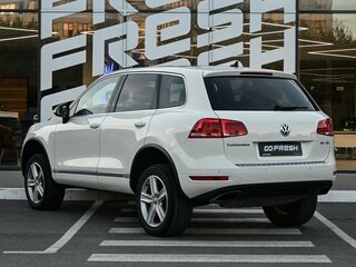 2011 Volkswagen Touareg II, белый, 2199000 рублей, вид 2