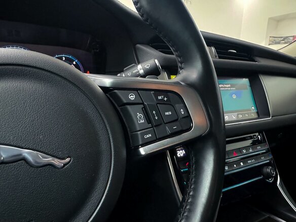 2020 Jaguar XF II, синий, 2560000 рублей - вид 12