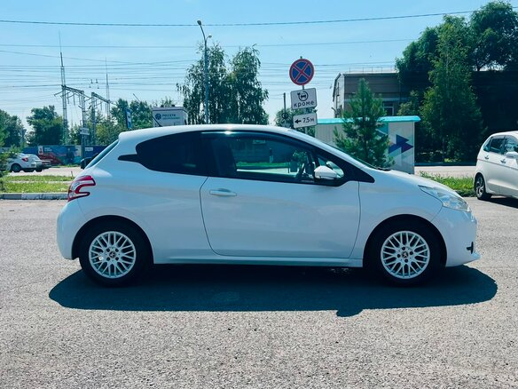 2013 Peugeot 208 I, белый, 449000 рублей - вид 5