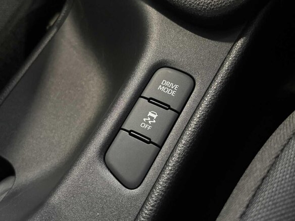 2023 Toyota Yaris IV, белый, 1052000 рублей - вид 24