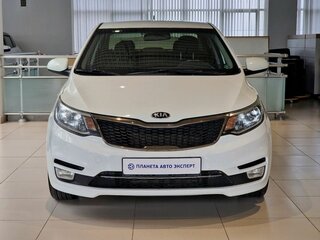 2017 Kia Rio III Рестайлинг, белый, 1020000 рублей, вид 3