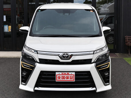 2021 Toyota Voxy III (R80) Рестайлинг, белый, 1650000 рублей, вид 1