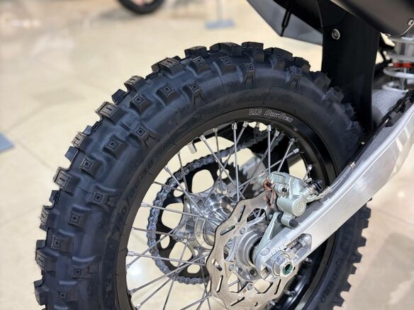 2026 Husqvarna TE 250, белый, 1295000 рублей - вид 4