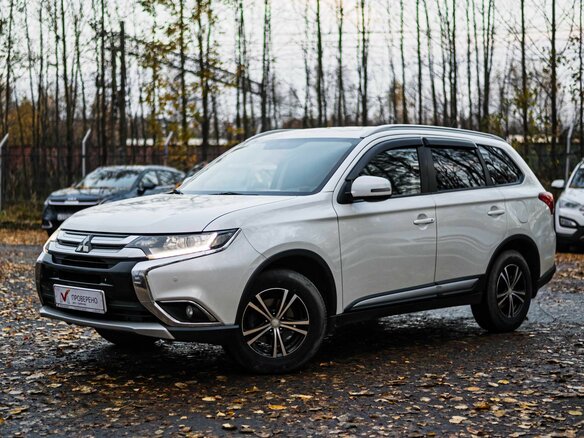 2015 Mitsubishi Outlander III Рестайлинг 2, белый, 1625000 рублей