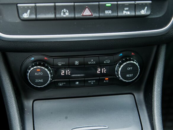 2014 Mercedes-Benz CLA 200 I (C117, X117), фиолетовый, 1420000 рублей - вид 22