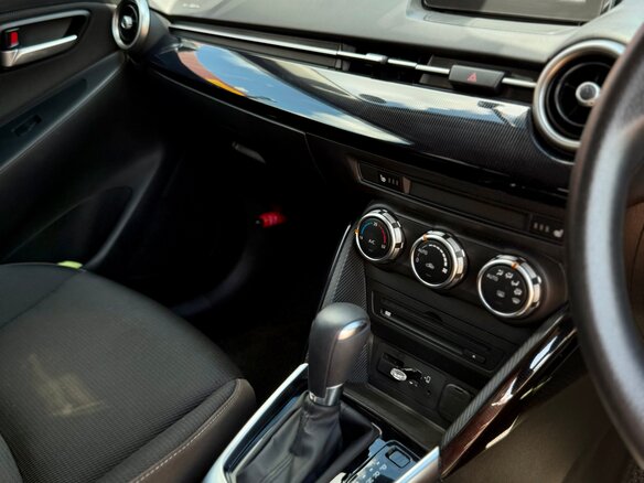 2020 Mazda 2 III (DJ) Рестайлинг, серый, 1500000 рублей - вид 12