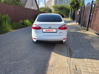 2015 Ford Fiesta Mk6 Рестайлинг, белый, 830000 рублей, вид 3
