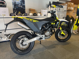 2024 Husqvarna 701 Supermoto, чёрный, 1200000 рублей, вид 3