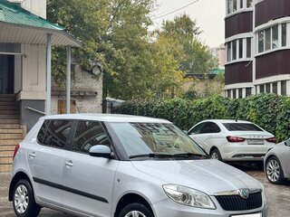2012 Skoda Fabia II Рестайлинг, серебристый, 750000 рублей, вид 2