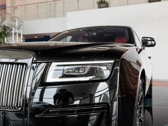 2022 Rolls-Royce Ghost Black Badge II (Series I), чёрный - вид 4