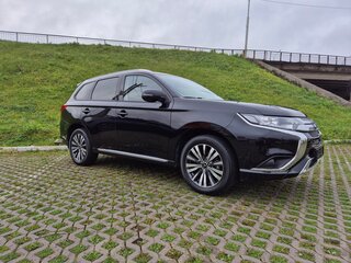 2022 Mitsubishi Outlander III Рестайлинг 3, чёрный, 2650000 рублей, вид 3