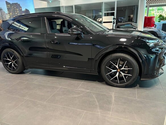 2026 Porsche Cayenne Electric IV, чёрный, 22990000 рублей - вид 1