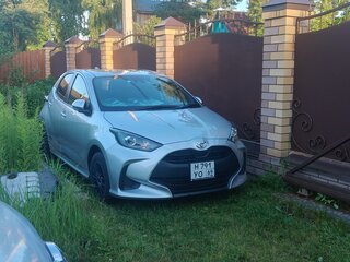 2021 Toyota Yaris IV, серебристый, 1420000 рублей, вид 2