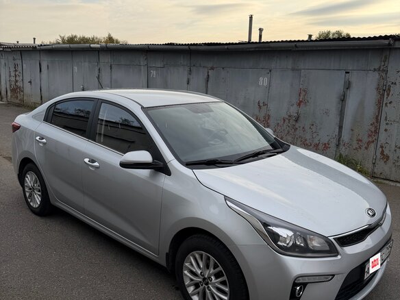 2020 Kia Rio IV, серый - вид 2